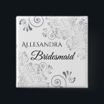 Weddenschap Bridesmaid Name Tag Fancy Silver Filig Vierkante Button 5,1 Cm<br><div class="desc">Identificeer de belangrijkste spelers op je vrijgezellenfeest, bruiloft of repetitief diner met onze elegante, Silver faux folie knoppen. Deze knop is ontworpen om te coördineren met onze Silver Foil Wedding Suite en bevat een Silver Faux folie die op een witte achtergrond bloeit met zwarte tekst die Bridesmaid leest en een...</div>