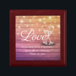 Weddenschap Champagne Glasses Wood String Light Cadeaudoosje<br><div class="desc">De moderne Sjablonen van de Gift Box van de Weddenschap - Elegant die Manuscript,   Champagne Glasses en de Lichten van het Koord op Rustic Achtergrond van het Hout. Een perfect ontwerp voor je grote dag. Alle tekststijl,  kleuren,  grootte kunnen worden aangepast aan uw behoeften!</div>