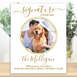 Weddenschap Cocktail Gold Custom Pet Photo Poster<br><div class="desc">De Drinken van de handtekening! Eenvoudige maar elegante kalligrafie, dit drink barteken van de handtekening bevat één cocktail 'de Passen getrouwd', gepersonaliseerd met uw drink van keuze. Pas dit elegante trouwbord aan met uw favoriete huisfoto, hondenfoto, foto van het verloving of koppels foto, naam en handtekening drink! U kunt de...</div>
