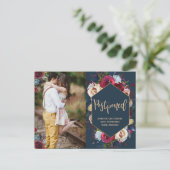 Weddenschap Datum uitstel Burgundy Navy Floral Aankondigingskaart (Staand voorkant)