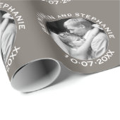 Weddenschap Eerste Kerstfeest Foto Aangepaste naam Cadeaupapier (Rol Hoek)