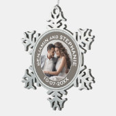 Weddenschap Eerste Kerstfeest Foto Aangepaste naam Tin Sneeuwvlok Ornament (Rechts)