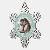 Weddenschap Eerste Kerstfeest Foto Aangepaste naam Tin Sneeuwvlok Ornament (Rechts)