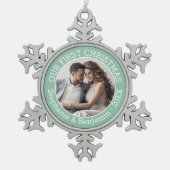 Weddenschap Eerste Kerstfeest Foto Aangepaste naam Tin Sneeuwvlok Ornament (Voorkant)