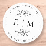 Weddenschap Elegant Chic Modern Simple Chic Monogr Ronde Sticker<br><div class="desc">Bestaat uit eenvoudige rechte lijnbeklede lijsten met klassiek krullend manuscript en serif typografie. Deze elementen zijn eenvoudig,  tijdloos en klassiek. Dit is ontworpen door White Paper Birch Co. exclusief voor Zazzle. Hier te vinden op: http://www.zazzle.com/store/whitepaperbirch</div>