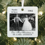 Weddenschap Fotojaar Memory Retro Black en White Metalen Ornament<br><div class="desc">Bride en Groom Wedding Photo en Year Memory Ornament. Ideaal om je die geweldige dag van je te herinneren of als cadeau om een verjaardag te vieren van ouders,  grootouders en andere familieleden. Neem die zwarte en witte,  retro,  oude bruiloft foto en voeg hem toe aan deze gepersonaliseerde versiering.</div>