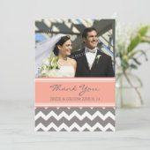 Weddenschap Foto's Coral Gray Chevron Bedankkaart (Staand voorkant)