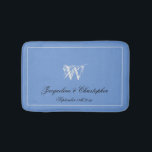Weddenschap Gift Elegant Monogram Pas getrouwd Gif Badmat<br><div class="desc">Wedding Gift Elegant Monogram Pas getrouwd Chic Bath Mat. Mooie gepersonaliseerde blauwe en lichtgrijze monogrammed badmat. Het geheime klassieke manuscript monogrammed familienaam initiaal, en de namen van de bruid en de groom en de datum op een stevige blauwe achtergrond. Een mooi cadeau voor nieuwe wieren, geëngageerde paren of mooi voor...</div>