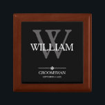 Weddenschap Groomsman Gift Name Date Elegant Cool Cadeaudoosje<br><div class="desc">Wedding Groomsmen geeft een monogram Initiaal plus naam en datum Elegant Cool Keepomwille Gift Box. Klik personaliseren deze sjabloon om het met uw monogram familienaam initiaal, uw voornaam en datum snel en gemakkelijk aan te passen. Matching Groomsman Gift items in Groomsman Gift Collectie in deze winkel. Wordt wereldwijd snel verzonden....</div>