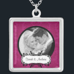 Weddenschap Ketting Foto: Black Pink Damask Pendan<br><div class="desc">Roze en Black Damask Fotokoppel foto ketting!  Perfect geschenk voor het pas gehuwde koppel!</div>