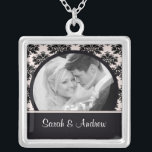 Weddenschap Ketting Foto: Black Pink Damask Pendan<br><div class="desc">Roze en Black Damask Fotokoppel foto ketting!  Perfect geschenk voor het pas gehuwde koppel!</div>