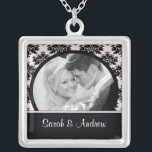 Weddenschap Ketting Foto: Black Pink Damask Pendan<br><div class="desc">Roze en Black Damask Fotokoppel foto ketting!  Perfect geschenk voor het pas gehuwde koppel!</div>