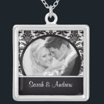 Weddenschap Ketting Foto: Black White Damask Penda<br><div class="desc">White & Black Damask Fotokoppel foto ketting!  Perfect geschenk voor het pas gehuwde koppel!</div>