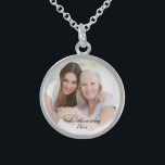 Weddenschap Memorial Moeder Foto Bouquet Charm Sterling Zilver Ketting<br><div class="desc">Geef deze charme een persoonlijke foto van je moeder zodat je haar bij je kunt dragen op je trouwdag. U kon het als ketting of een lint gebruiken om het als boquet charm toe te voegen.</div>