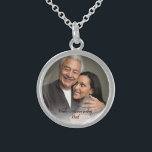 Weddenschap Memorial Vader Foto Bouquet Charm Sterling Zilver Ketting<br><div class="desc">Geef deze charme een persoonlijke foto van je vader,  zodat je hem bij je kunt dragen op je trouwdag. U kon het als ketting of een lint gebruiken om het als boquet charm toe te voegen.</div>