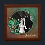Weddenschap met fototoetsenbord cadeaudoosje<br><div class="desc">Elegante houten doos, met grafisch tegel deksel. Mooie graphics van een gevlekte bruine en groene achtergrond, met een cirkelvormige fotogebied, versierd met bloemen. Aangepaste tekst, onderaan, is klaar om te personaliseren om alles te lezen wat je wilt. Voeg je eigen trouwfoto en tekst toe om dit een speciale aandenken te...</div>
