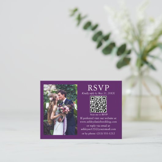 Weddenschap Modern Minimalist Foto Paars QR RSVP Informatiekaartje (Staand voorkant)
