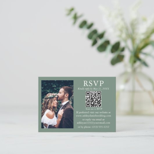 Weddenschap Modern Minimalist Foto Sage Green QR R Informatiekaartje (Staand voorkant)