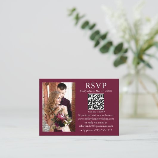 Weddenschap Moderne Minimale Foto Burgundy QR RSVP Informatiekaartje (Staand voorkant)