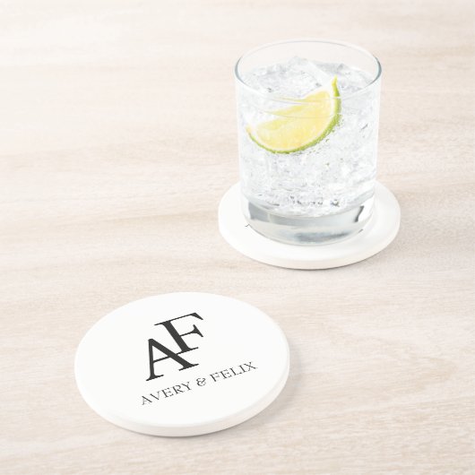 Weddenschap Monogram Black en White Elegant Guest Zandsteen Onderzetter (Zijkant)