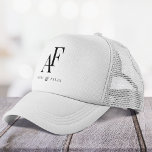 Weddenschap Monogram Elegant Simple Minimalist Trucker Pet<br><div class="desc">Een eenvoudig pet voor huwelijksmonogram met klassieke,  traditionele typografie in zwart-wit in elegante stijl. De tekst kan gemakkelijk met uw namen voor het perfect gepersonaliseerde ontwerp worden aangepast!</div>