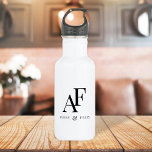 Weddenschap Monogram Elegant Simple Minimalist Waterfles<br><div class="desc">Een eenvoudige trouwmonogram waterfles met klassieke,  traditionele typografie in zwart-wit in elegante stijl. De tekst kan gemakkelijk met uw namen voor het perfect gepersonaliseerde ontwerp worden aangepast!</div>