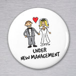 Weddenschap - onder nieuw beheer magneet<br><div class="desc">Een schattige cartoon van een pas gehuwd stel,  omgedoopt "onder nieuw management". Is het de bruid of bruidegom die de broek in het huwelijk draagt? Geweldig voor een huwelijkscadeau,  of om op huwelijksreis te draag.</div>