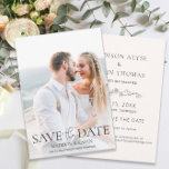 Weddenschap Opslagdatum Foto legant script Save The Date<br><div class="desc">Elegant en modern bruiloft Sparen de Datum kaart met een foto van het verloofde paar op de voor- en lijnkunstbloem samen met uw informatie op de rug. Bevat ruimte om een adres toe te voegen aan uw trouwwebsite.</div>