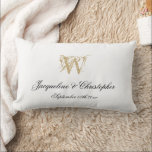 Weddenschap Pas getrouwd Gift White Gold Monogram  Kussen<br><div class="desc">Pas getrouwd Gift White Gold Monogram Wedding Keepasje Lumbar Pillow. Gepersonaliseerd wit en goud, monogrammed lumbale kussen. Elegant chic script initiaal, namen van de bruid en bruid en trouwdatum op een klassieke vaste witte achtergrond op de voor- en achterkant van de kussen. Klik personaliseren deze sjabloon om het met uw...</div>