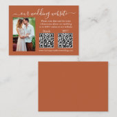 Weddenschap RSVP Details Foto 2 QR Terracotta Informatiekaartje (Voorkant / Achterkant)