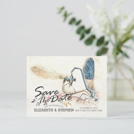 Weddenschap Save the Date Dragonfly Mating Love He Aankondigingskaart (Staand voorkant)