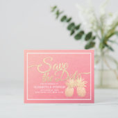 Weddenschap Save the Date Modern Gold Pineapple Co Aankondigingskaart (Staand voorkant)