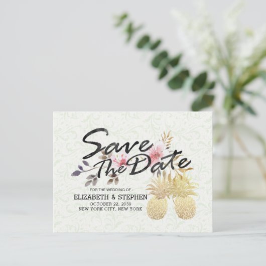 Weddenschap Save the Date Modern Gold Pineapple Co Aankondigingskaart (Staand voorkant)