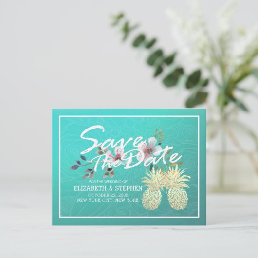 Weddenschap Save the Date Modern Gold Pineapple Co Aankondigingskaart (Staand voorkant)