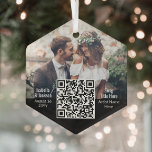 Weddenschap Song QR-code en foto-Passen getrouwd H Glas Ornament<br><div class="desc">Viel een vrolijke 1st vakantie als nieuwigheden met een elegante interactieve QR code hexagon-vormige glazen kerstversiering. Foto en alle formuleringen op deze sjabloon zijn eenvoudig te personaliseren. (TIP AFBEELDING PLACEMENT: een gemakkelijke manier om een afbeelding precies te centreren is om het te bebouwen alvorens aan de website van Zazzle te...</div>