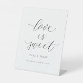 Weddenschap Teken Love is Sweet Snoep Buffet Reclamebord Met Voetstuk (Voorkant)