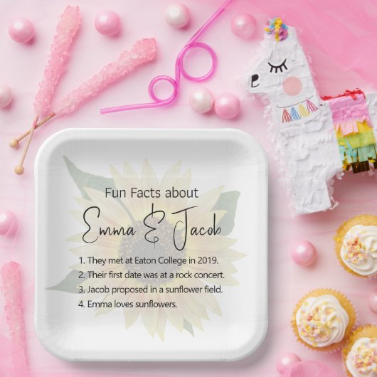 Weddenschap tussen zonnebloem en vette feiten papieren bordje (Feest)