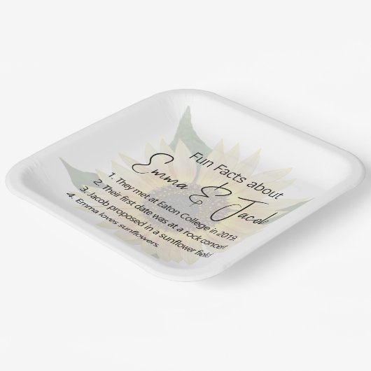 Weddenschap tussen zonnebloem en vette feiten papieren bordje (Gebogen)