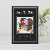 Weddenschap Verloving Paar Foto Modern Black White Save The Date (Staand voorkant)