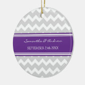Weddenschap voor grijze Violet Chevron Keramisch Ornament (Links)