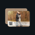 Weddenschap Website QR Overlay Foto Kraft Informatiekaartje<br><div class="desc">Moderne Kaart Eenvoudige bruiloft webkraft Enclosure met je QR-code. Een paar foto met tekstbedekking.</div>
