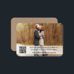 Weddenschap Website QR Overlay Foto Kraft Informatiekaartje<br><div class="desc">Moderne Kaart Eenvoudige bruiloft webkraft Enclosure met je QR-code. Een paar foto met tekstbedekking.</div>