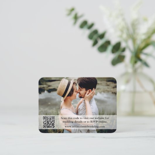 Weddenschap Website QR Overlay Foto Sage Green Informatiekaartje (Staand voorkant)