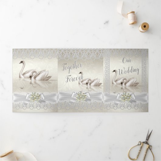 Weddenschap White Swans Cream Pearl Lace Damask 3 Drieluik Uitnodiging (Buitenkant)