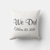 Weddenschap White "We hebben het gedaan" Monogramm Kussen (Achterkant)