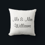 Weddenschap White "We hebben het gedaan" Monogramm Kussen<br><div class="desc">Deze felle blanke kussen zeggen: "Mr en Mrs." met de nieuwe achternaam op de voorkant, en "We hebben gedaan" met de trouwdatum van het pas gehuwde koppel op de achterkant, waardoor het een geweldig accentuig werd voor de liefdadigheidstafel, en het nieuwigheids huis na de bruiloft. Als u het in een...</div>