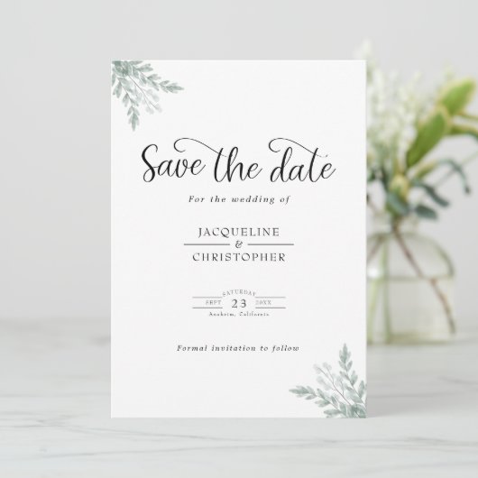 Weddenschapsmonogram Eucalyptus Save the Date (Staand voorkant)