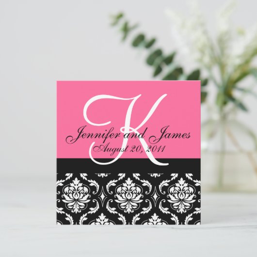 Weddenschapsmonogram Namen Datum Roze Damask Kaart (Staand voorkant)