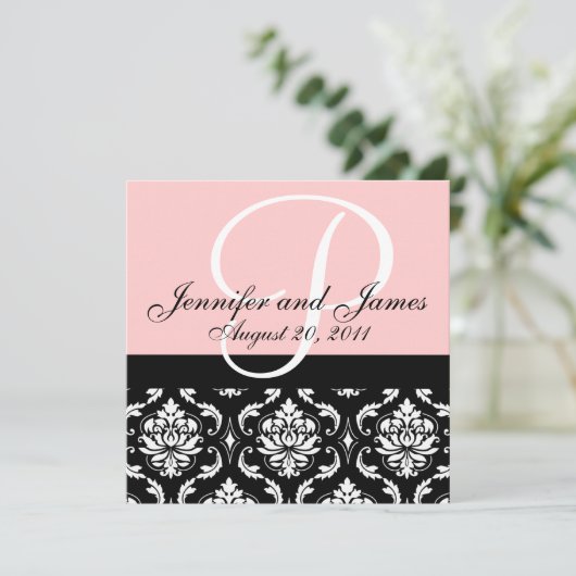 Weddenschapsmonogram Namen Datum Roze Damask Kaart (Staand voorkant)