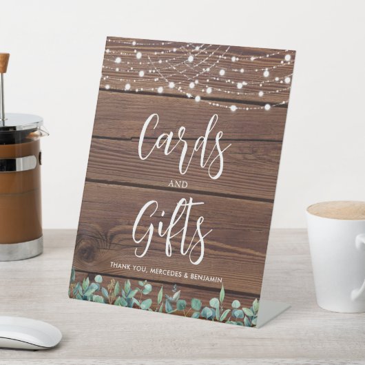 Weddenskaarten geven Rustic Greenery String Lights Reclamebord Met Voetstuk (Insitu)